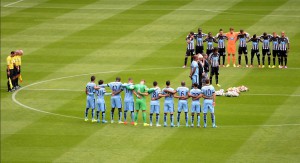 Ett minutts stillhet før kampstart, for å minnes de to omkomne Newcastle-supporterne som mistet livet i flystyrten i Ukraina. FOTO: NUFC