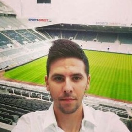 Broren til Mitrovic tar en selfie inne på St. James' Park.
